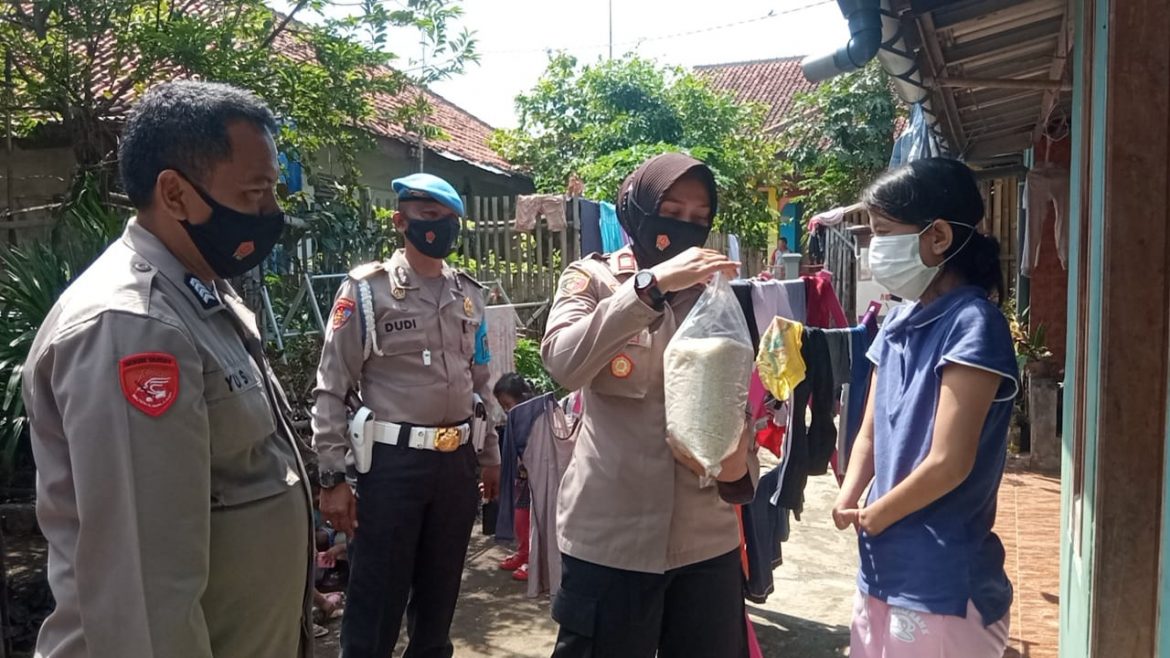 Jumat Berkah Polisi Secara Door To Door Bagikan Beras Kepada Warga Kurang Mampu