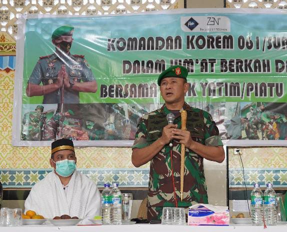 Danrem 061/Sk Didampingi Ketua Persit KCK Berbagi Kasih Tiga(3) Ton Beras dan Tali Asih Kepada 300 Santri Pesantren As-Salafiah Al-Karimah Kab Bogor