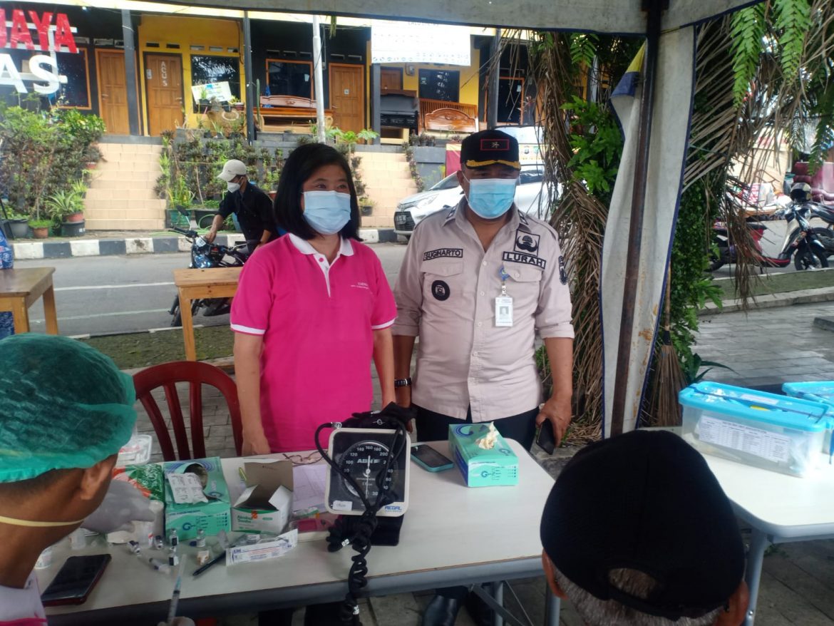 PERCEPATAN VAKSINASI MASYARAKAT KAMPUNG TALAS KELURAHAN PASAR BARU GELAR VAKSIN DI HARI JUM’AT BERKAH