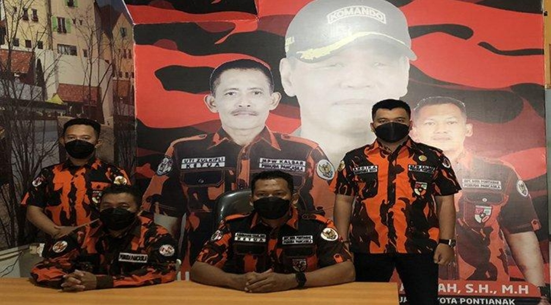 Ketua MPC Pemuda Pancasila Kota Pontianak Berserta Jajaran Pengurus, Meminta Agar Aparat Penegak Hukum Menindak Tegas Edy Mulyadi dan Kawan – kawan Di Proses Hukum.