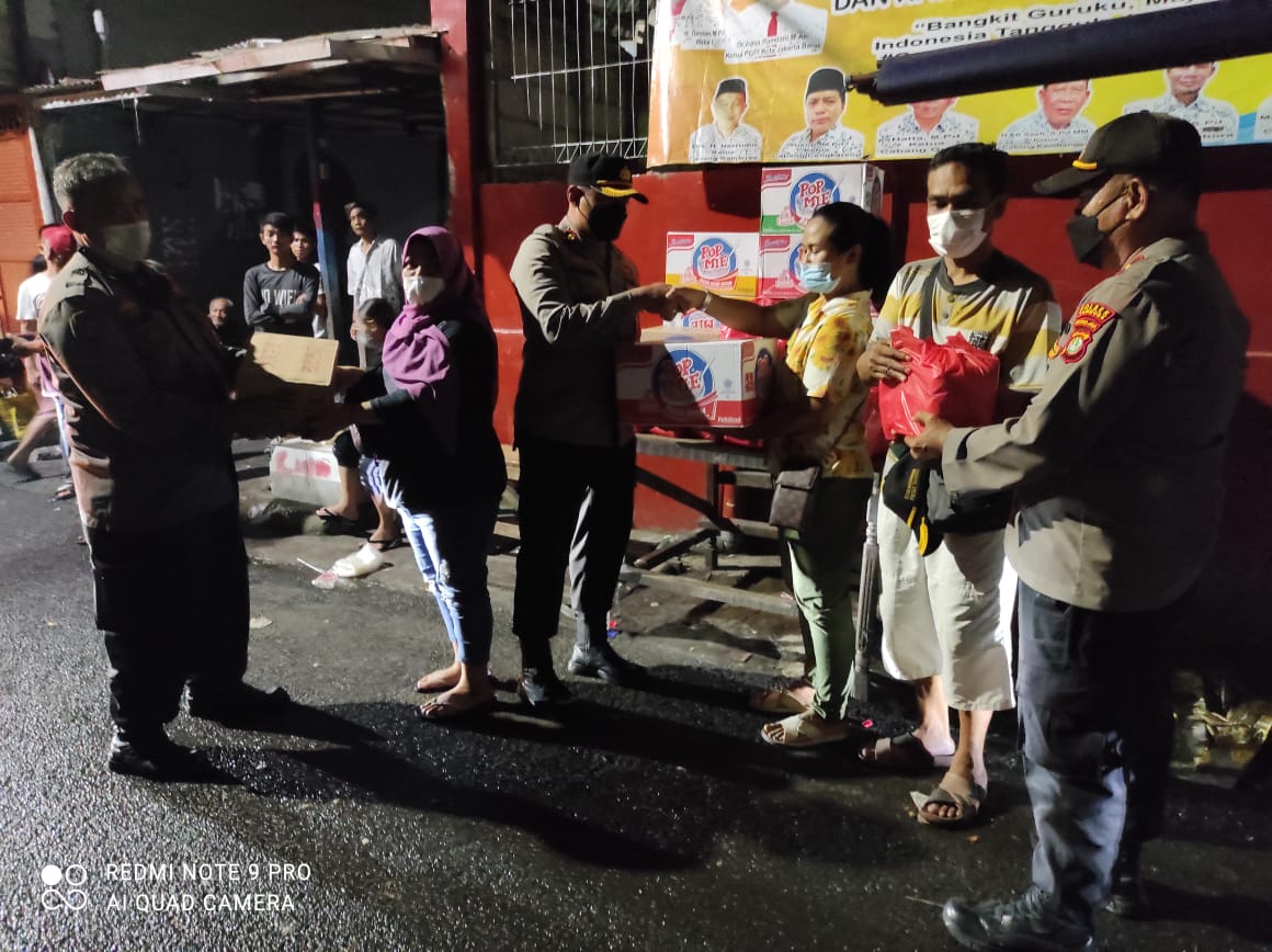Kebakaran Hanguskan 26 Unit Rumah Semi Permanen, Polsek Tambora Berikan Bantuan Sosial