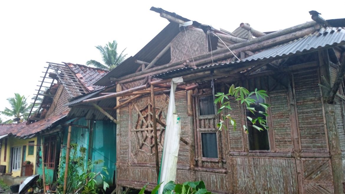 Akibat Hujan Deras Disertai Angin Kencang di Wilayah Ciamis, Atap Rumah Ruksak