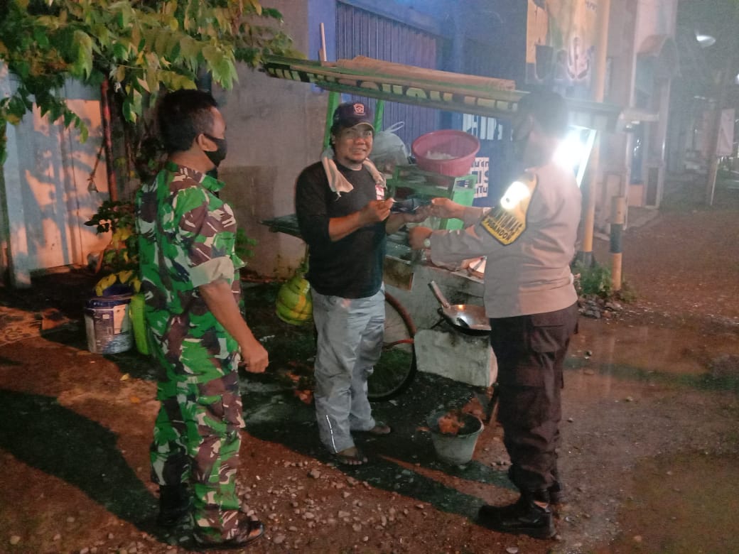 Polsek Pegandon Beri Himbauan Dan Pedisiplinan Prokes Kepada Para Pedagang Malam ini