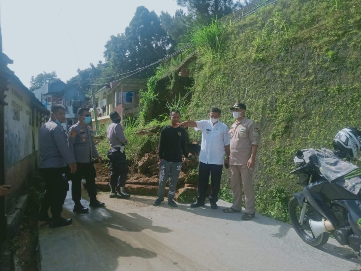 Tanah Longsor Putus Akses Jalan di Kampung Sukabirus Kecamatan Megamendung