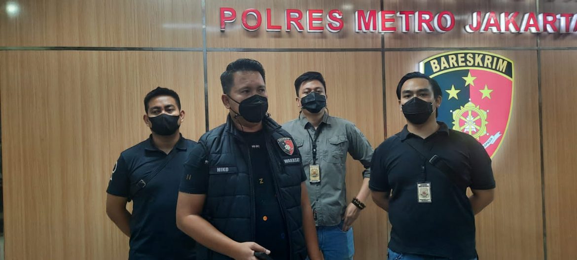 Satuan Reserse Kriminal Polres Metro Jakarta Barat Melakukan olah Tempat Kejadian Perkara (TKP) kasus Penusukan Berinisial M (51) Di Taman Palem Lestari, Kecamatan Kalideres, Jakarta Barat pada Sabtu (29/1/2022) sore.