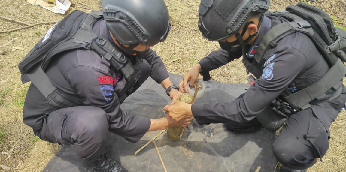 Pemusnahan Bom Militer Dilakukan Personil Unit Jibom Detasemen Gegana Sat Brimob Polda Jabar