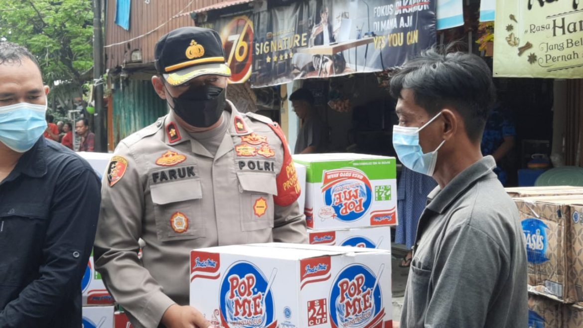 Polsek Tambora Memberikan Bantuan Awal Berupa Pop Mie Sebanyak 25 Dus Dan Air Mineral 24 Dus Ke Korban Kebakaran