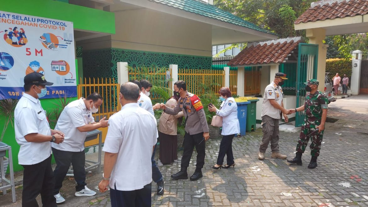 Koramil 01/Menteng Bersama Tiga Pilar Tinjau PTM Di Sekolah
