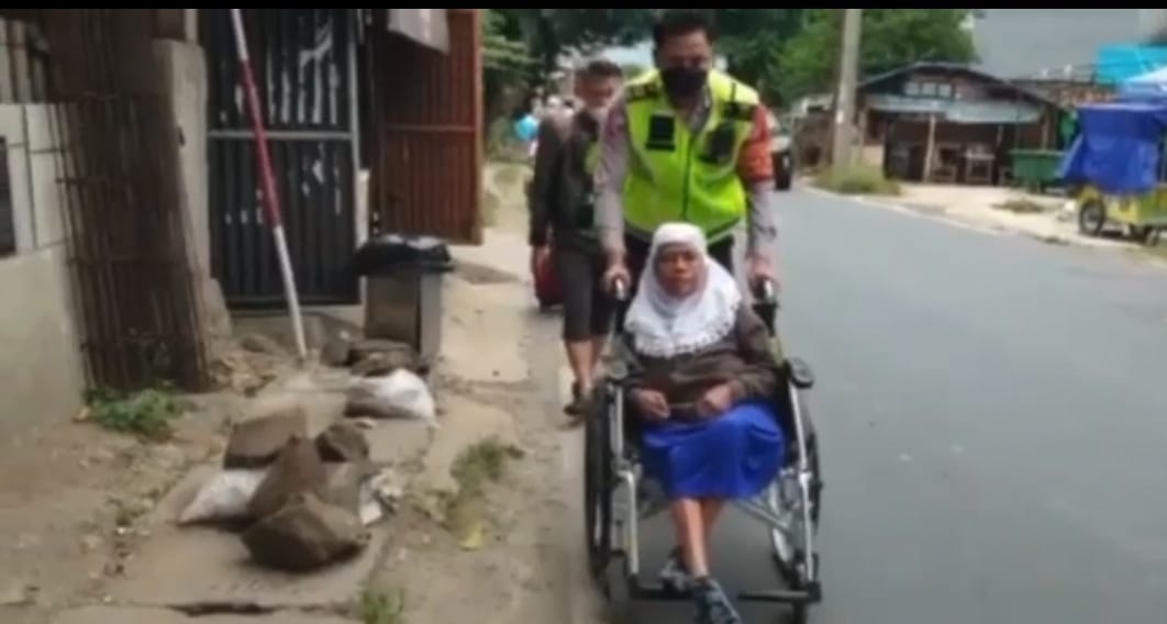 Aksi Mulia Personel sat lantas kembangan Jakarta Barat Membantu Mendorong kan Kursi Roda Seorang Ibu Yang Akan Naik Kendaraan Bus