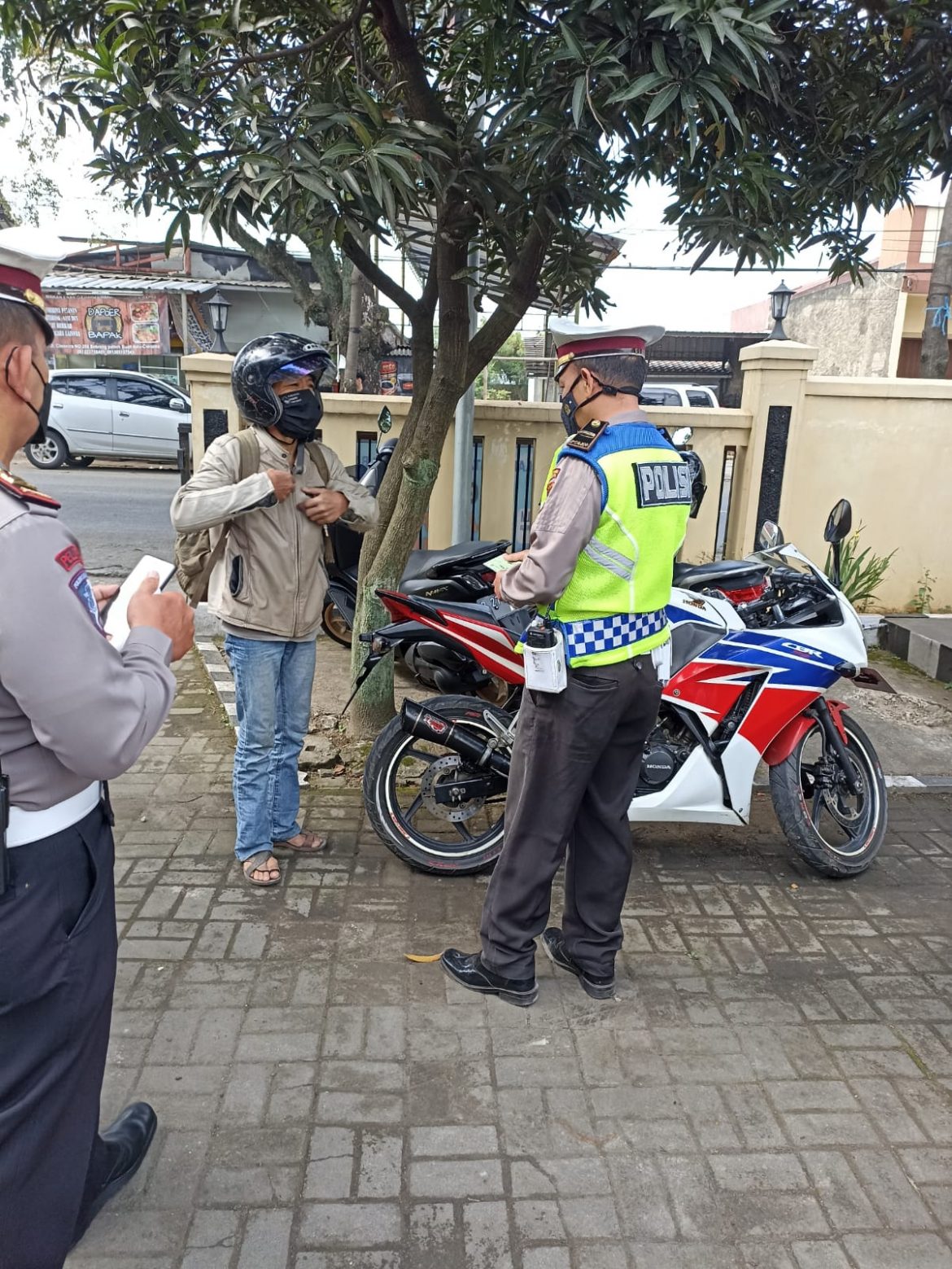 Polisi Laksanaan Operasi Yustisi Inpres No.6 Tahun 2020 Dan Pembagian Masker