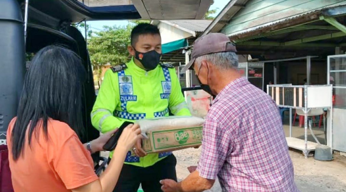 Anggota Polantas Polres Tanjungpinang Bagikan Paket Makanan dan Minuman untuk yang Merayakan Imlek