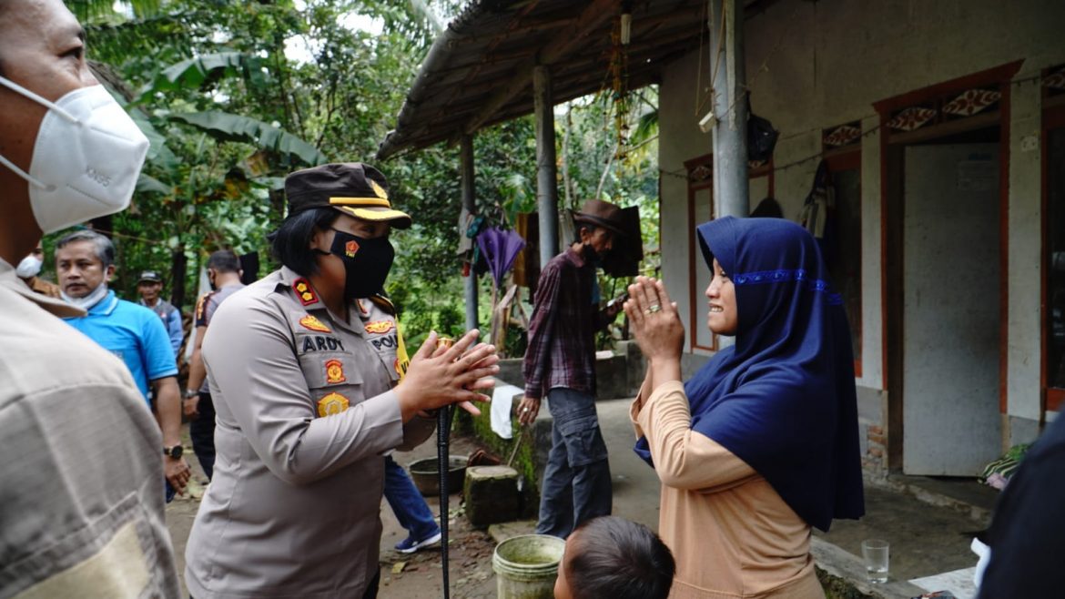Polres Banjar Bantu Evakuasi Pasca Bencana Angin Kencang di Wilayah Langensari