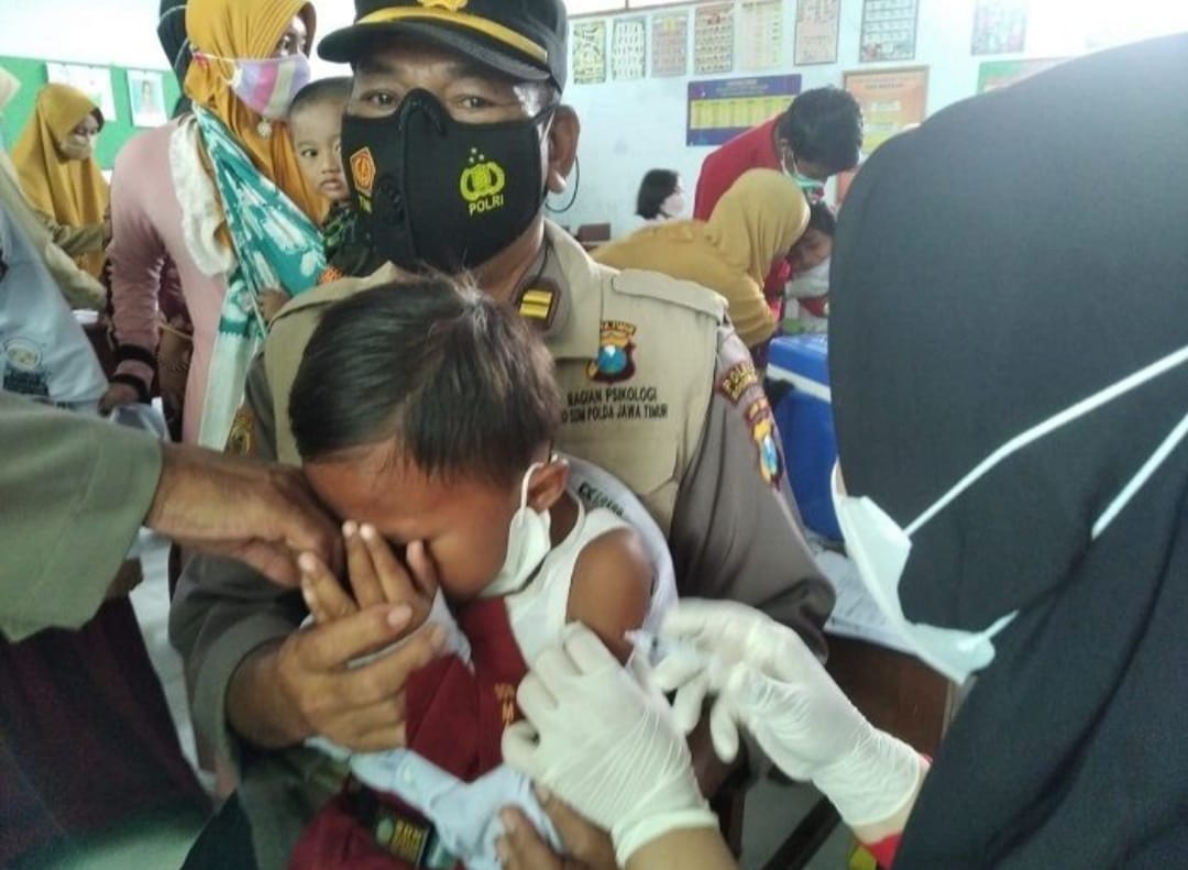 Dipangku dan Tos! Trauma Healing Vaksinasi dari Polisi ke Siswa SD di Bondowoso