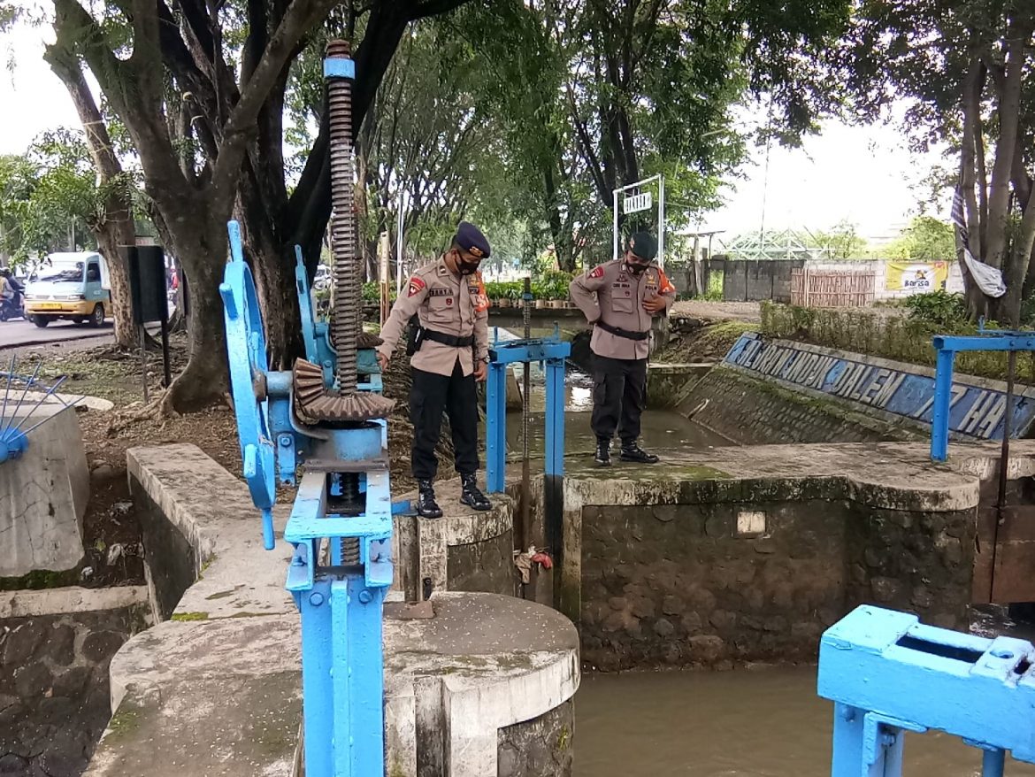 Antisipasi Terjadinya Bencana Alam,Sat Brimob Polda Jabar Pengecekan Debit Air Sungai
