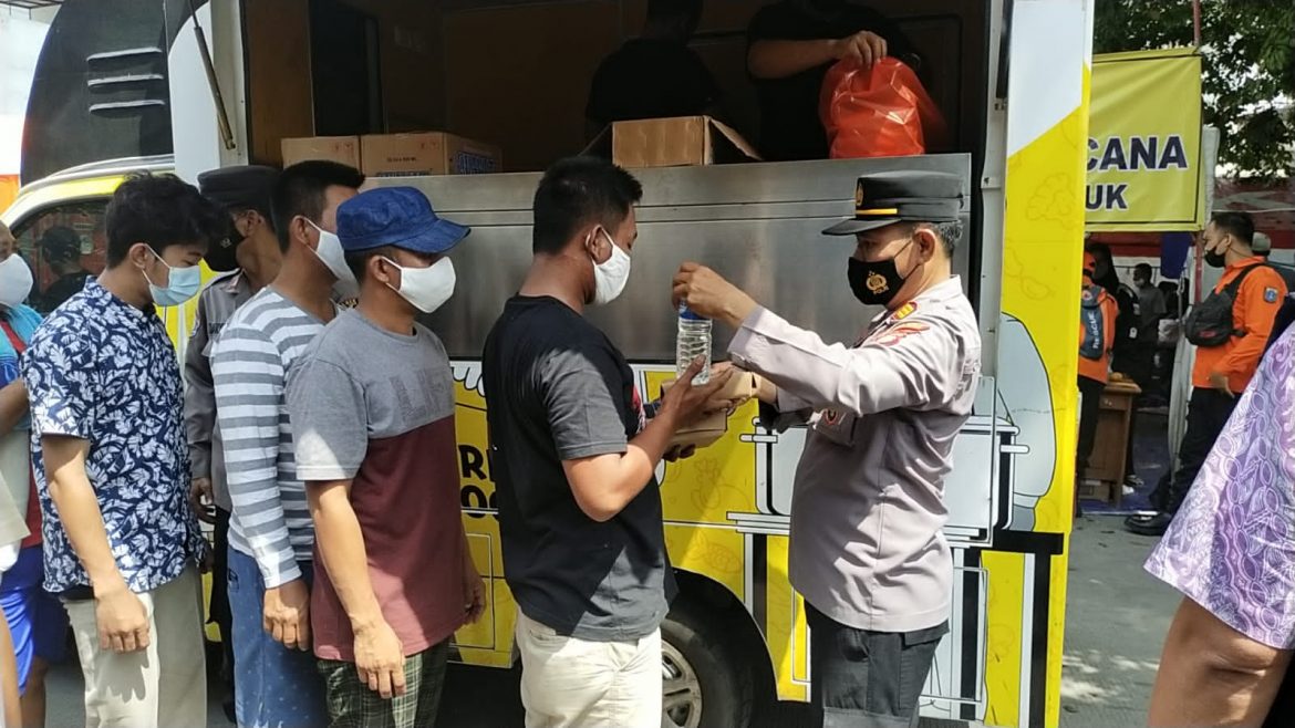 Polsek Kebun Jeruk Memberikan Bantuan Kepada Warga Korban Kebakaran Yang Terjadi Di Jalan Kepa Duri Emas Kebon Jeruk Jakarta Barat pada Selasa (1/2/2022) dini hari.