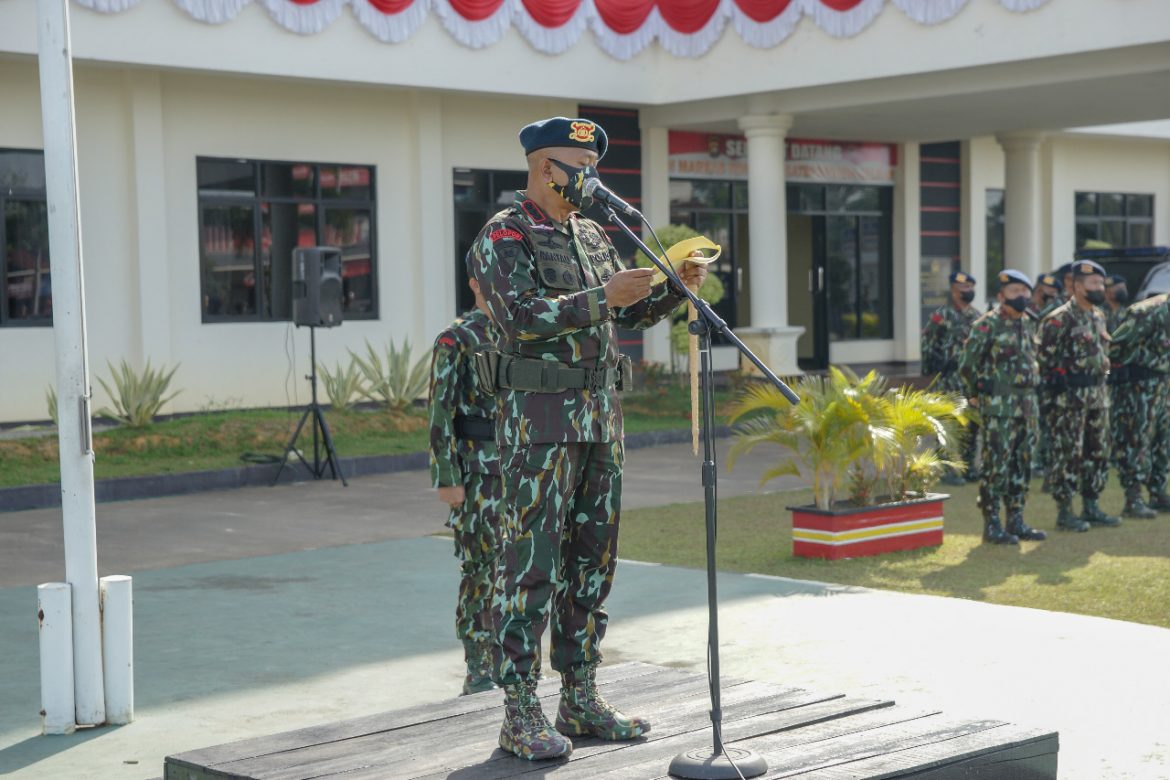 Dansatbrimob Polda Kalbar Kombes Pol. Rantau Isnur Eka, Pimpin Langsung Upacara Pembinaan Tradisi Bintara Remaja Dan Tamtama Remaja Sebanyak 103 Personel