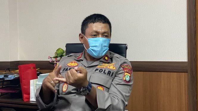 Polsek Tambora Jakarta Barat Memberikan Bantuan kepada Warga Tambora Jakarta Barat Yang Sedang Menjalani Isolasi Mandiri Akibat Terpapar Covid-19