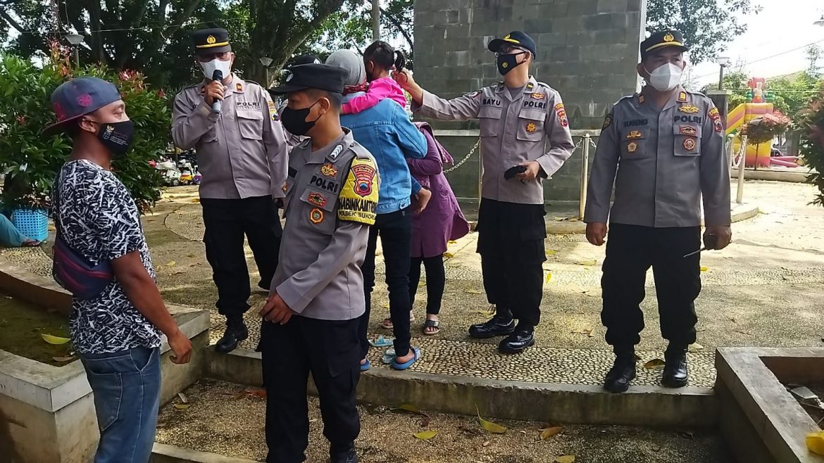 Cegah Penyebaran Virus Varian Baru, Polsek Sukorejo Bagikan Masker Gratis