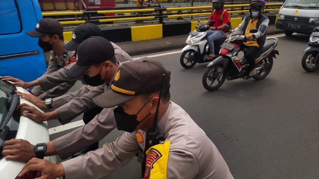 Aksi Mulia Di Tunjukan Oleh Personel Polsek Kembangan Yang Membantu Pengendara Mobil Jenis Suv Mengalami Mogok Akibat Kehabisan Bensin