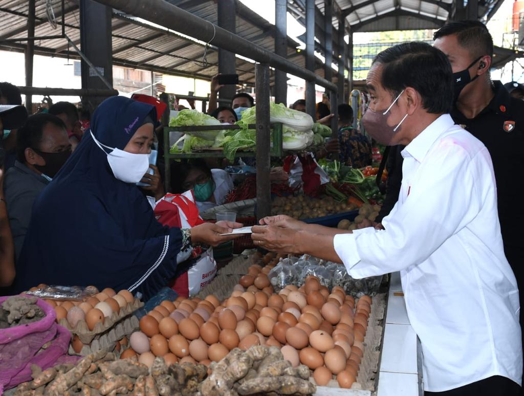 Momen Pangdam I/BB dan Kapoldasu dampingi Presiden Beri BLT dan Sembako Para Pedagang kaki lima di Pasar Kebun Lada Kota Binjai