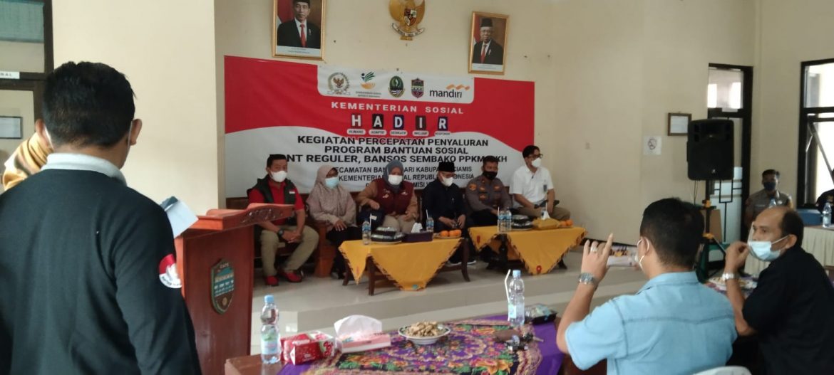 Kapolsek Banjarsari Dampingi Anggota DPR RI Komisi VIll Tinjau Penyaluran Bantuan Sosial Kepada Penerima Bantuan