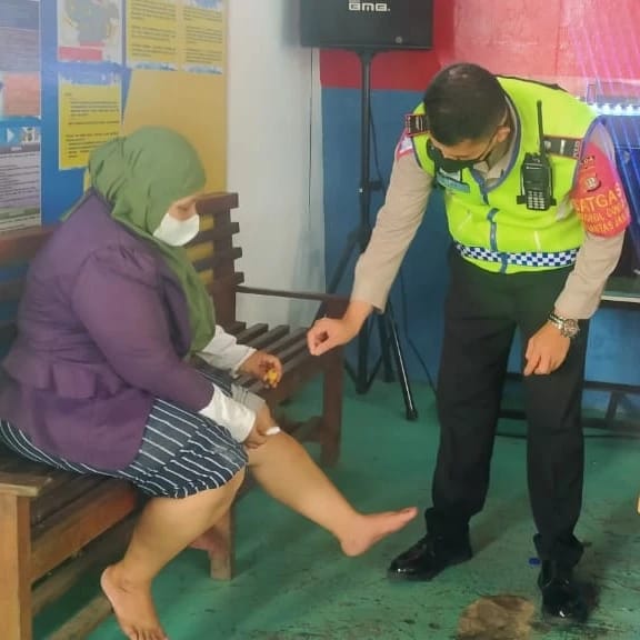 Wujud Kesigapan Polisi Lalu Lintas Jakarta Barat Kembali Ditunjukkan Oleh Personel Sat Lantas Jakarta Barat Yang membantu Masyarakat Mengalami Kecelakaan Di Jl S Parman Slipi Jakarta Barat