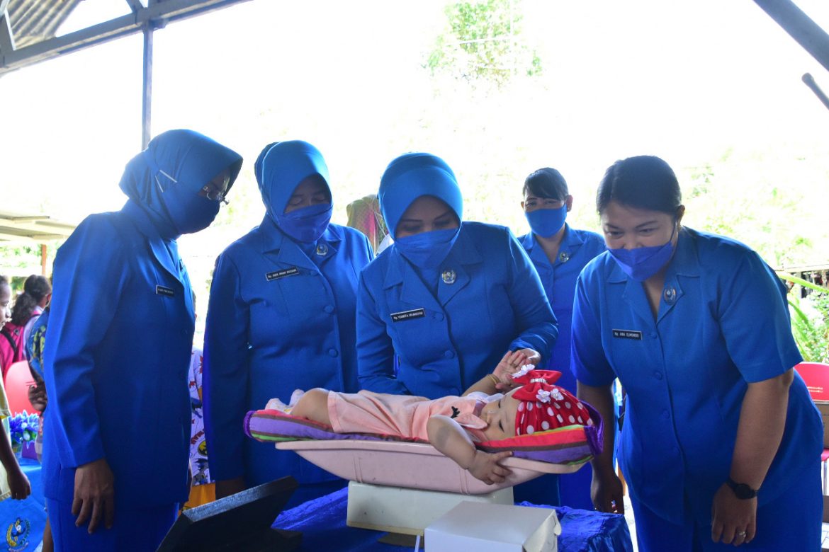 Ketua Daerah Jalasenastri Armada III Menyambangin Posyandu Baracuda Kompleks Memet Lantamal XIV.