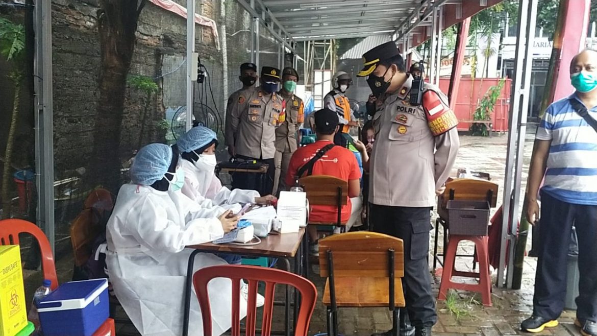 Kapolsek Kebun Jeruk Tinjau Pelaksanaan Vaksinasi Driver Tru yang di Prakarsai Bali United