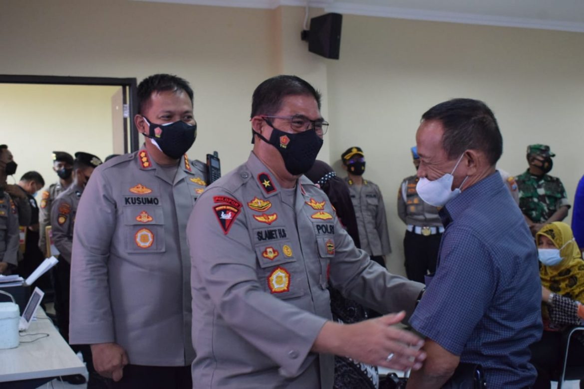 Wakapolda Jatim Tinjau Vaksinasi Lansia di Polresta Sidoarjo