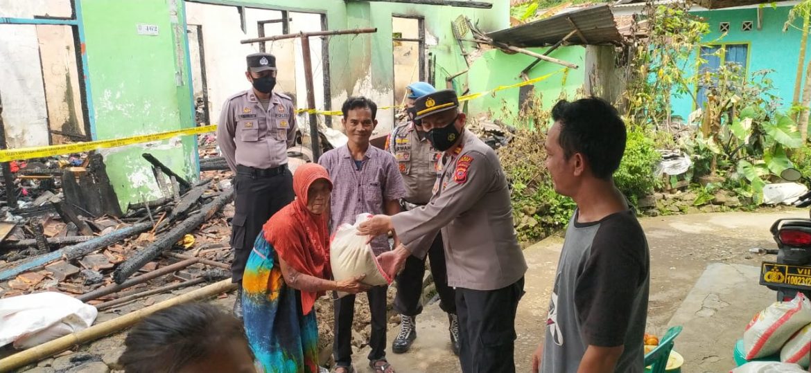 Ringankan Beban, Kapolsek Pataruman Berikan Bantuan Kepada Korban Dampak Kebakaran