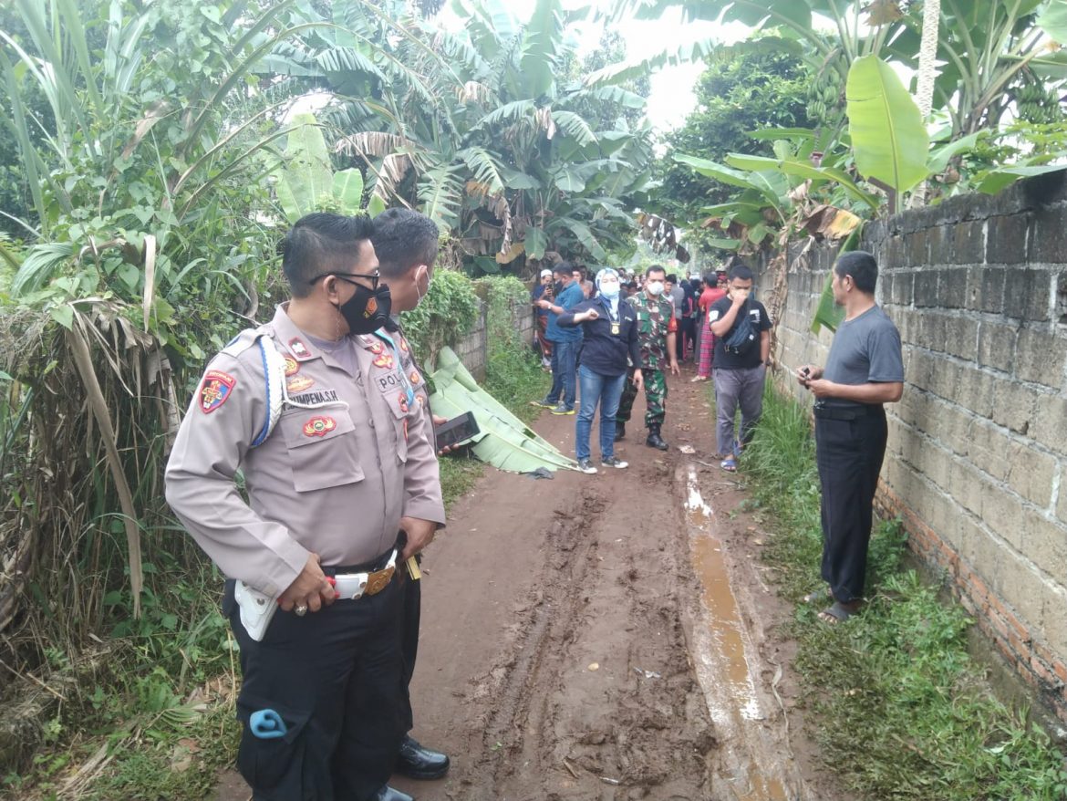 Polsek Cibinong olah TKP Penemuan Mayat Dalam Kantong Plastik Gegerkan Warga Karadenan