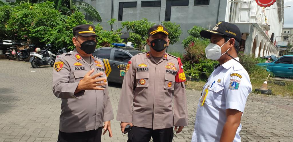 Polsek Kembangan Bersama Kelurahan Srengseng Berlakukan Micro Lockdown di Perumahan Kebon Jeruk