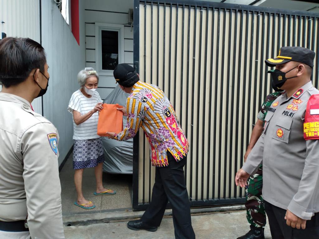 Polsek Kembangan Bersama 3 pilar Kembali Memperluas Pemberlakuan Mikro Lockdown Di Perumahan Kebon  Srengseng kembangan Jakarta Barat Dan Di Aparteman Belmont Setelah 20 Warga Dinyatakan Positif Covid19