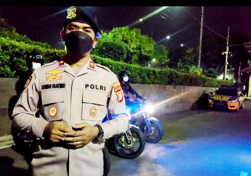 Tim Patroli Perintis Polres Metro Jakarta Barat Berikan Pertolongan kepada 2 Orang Pengendara Sepeda Motor yang Mengalami Kecelakaan