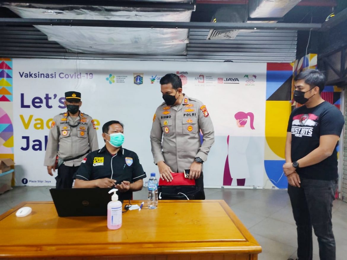 Polres Metro Jakarta Barat Tinjau Pelaksanaan Gerai Vaksin Booster di Mall Slipi Jaya