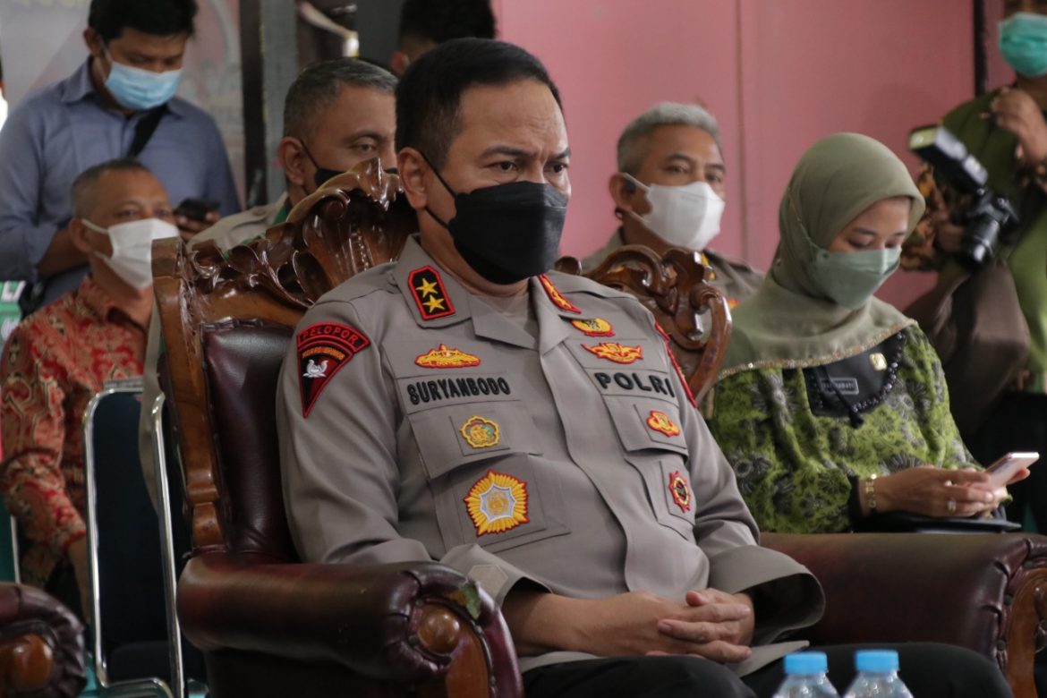 Tingkatkan Herd Immunity, Kapolda Kalbar Tinjau Vaksinasi Serentak Secara Virtual di SDN 7 Pontianak