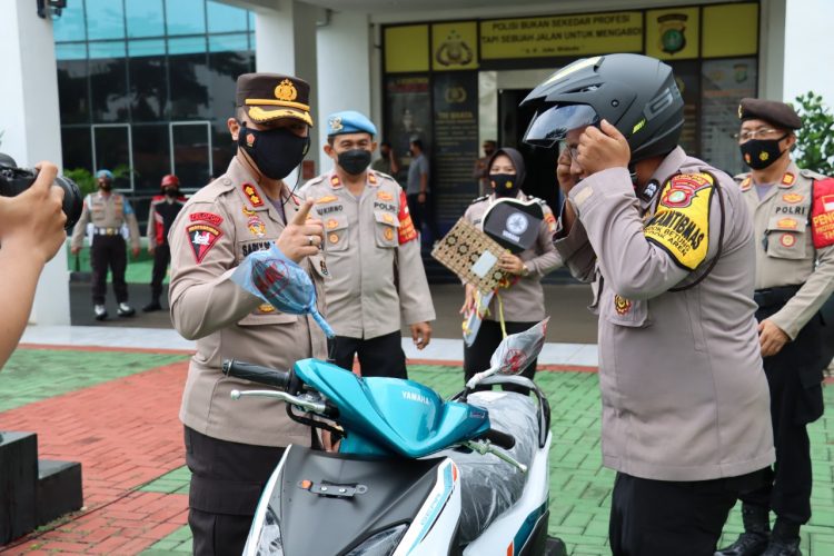 Kapolres Tangerang Berikan Reward Berupa Sepeda Motor kepada Bhabinkamtibmas Terbaik