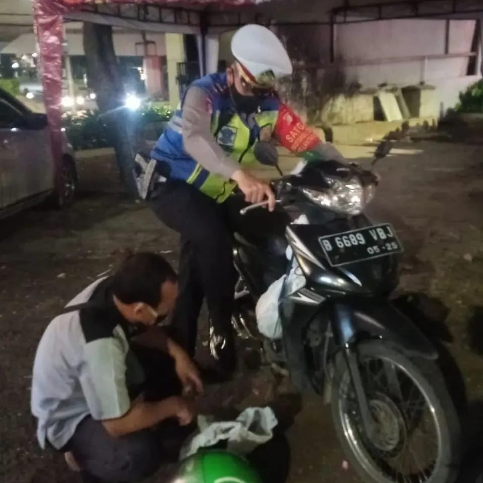 Personel Satlantas Jakarta Barat Bantu Pengendara Motor Yang Mengalami Mogok Di Trafight Light Tomang Jakarta Barat