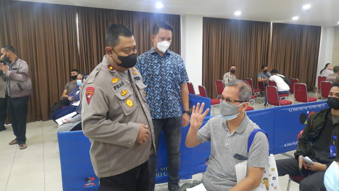Kabag Ops Polres Metro Jakarta Barat Tinjau Vaksinasi Covid-19 Booster di Targetkan 4.000 Dosis