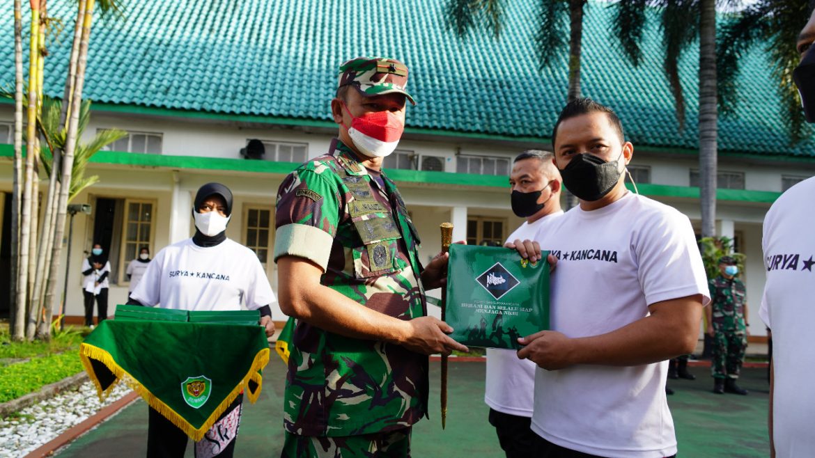 Brigjen TNI Achmad Fauzi Berikan Buku Kenangan Tentang Sejarah Satuan Untuk Para Personel Korem 061/Sk