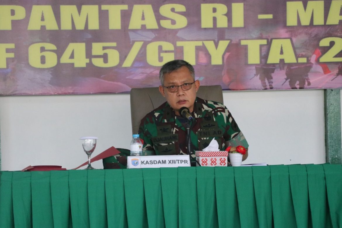 Kasdam XII/Tpr Cek Kesiapan Operasi Satgas Pamtas RI-Malaysia Yonif 645/Gty