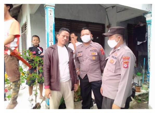 Polsek Pamarican Polres Ciamis Bersam Warga Laksanakan Gotong Royong Bersihkan Material Longsor