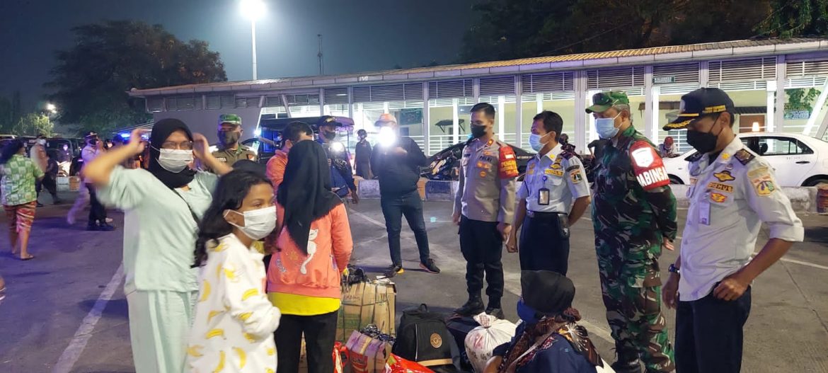 Polsek Kalideres Jakarta Barat Menggelar Kegiatan Patroli Skala Besar Dalam Menegaskan Prokes Di Wilayah Hukum Polsek Kalideres