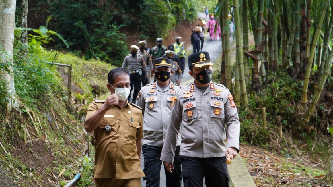 Kabid Humas Polda Jabar: Polisi Beri Bantuan kepada Anak Usia 14 Tahun yang Berjuang Mencari Nafkah untuk Ibunya yang Berpenyakit Jantung