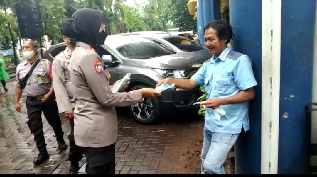 Satuan Binmas Polres Metro Jakarta Barat Bagikan 500 Masker Gratis kepada Masyarakat Secara Berkelanjutan