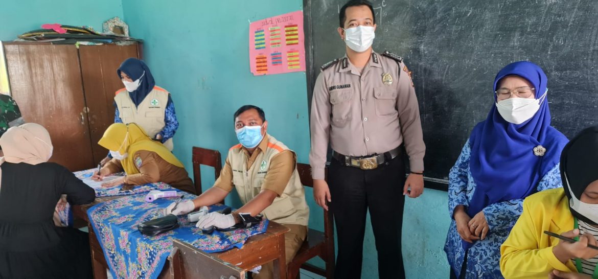 Jajaran Personel Polsek Cihaurbeuti Polres Ciamis Monitoring Gerai Vaksianasi Anak Usia 6-11 Tahun