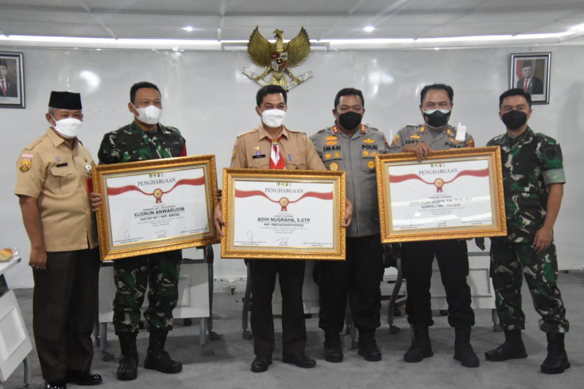 Polsek Cileungsi Raih Penghargaan Atas Capaian Vaksinasi Terbaik