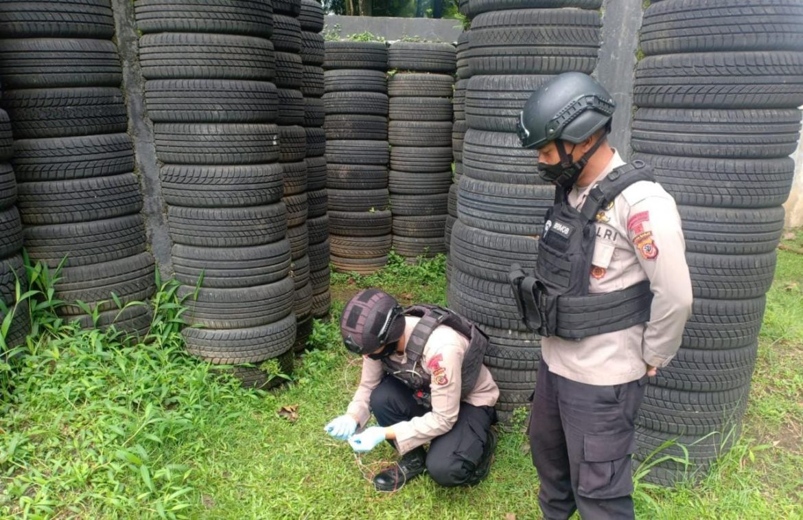 Gegana Sat Brimob Polda Jabar Disposal Bom Militer