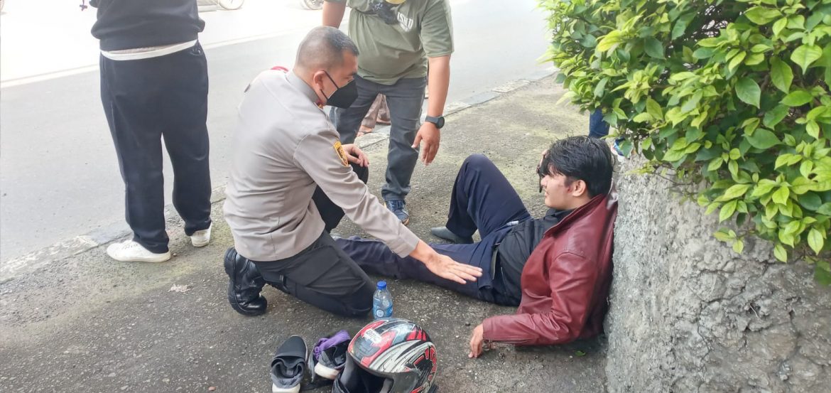 Aksi Terpuji, Polisi Gerak Cepat Bantu Warga yang Mengalami Kecelakaan