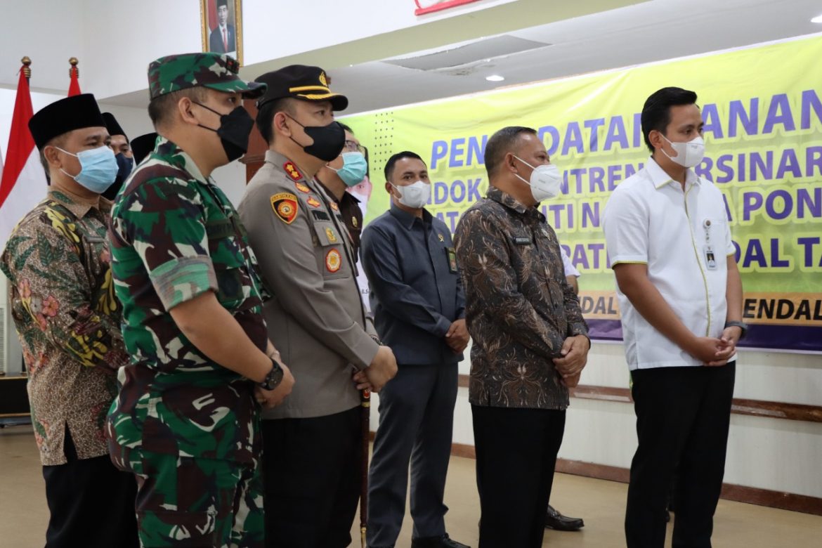 Kapolres Kendal Hadiri Penandatanganan Komitmen Pondok Pesantren Sekaligus Pengukuhan Satgas Anti Narkoba Pondok Pesantren